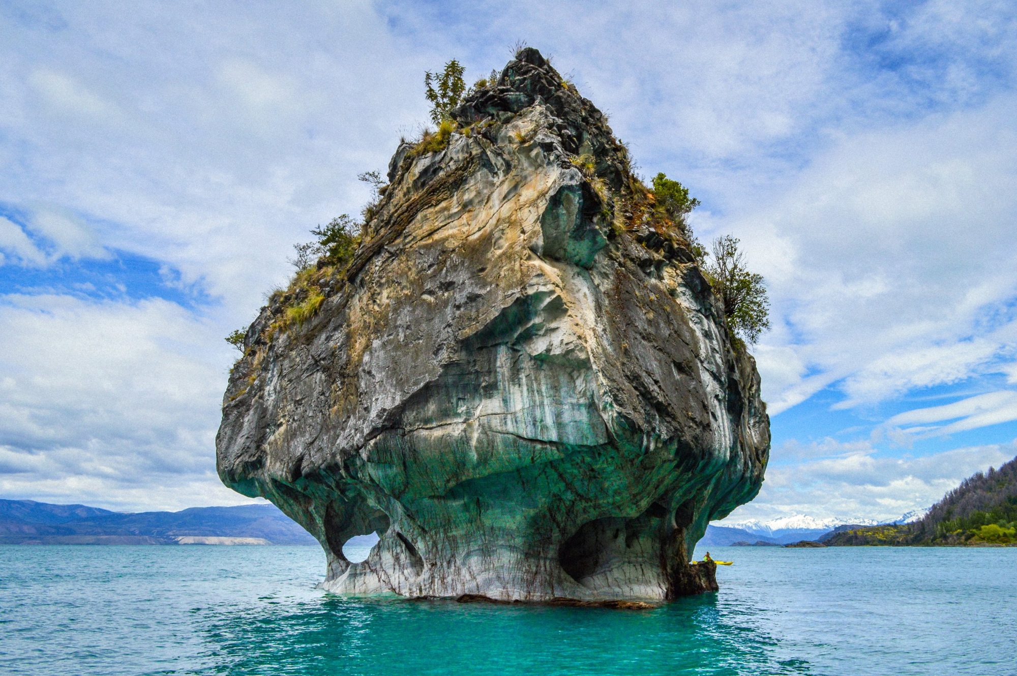 Catedral de Mármol en el lago General Carrera, con un kayak a su costado